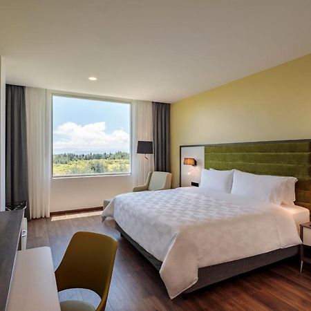 Holiday Inn - Quito Airport By Ihg تابابيلا المظهر الخارجي الصورة A room at the Hilton Garden Inn in San Jose, Costa Rica