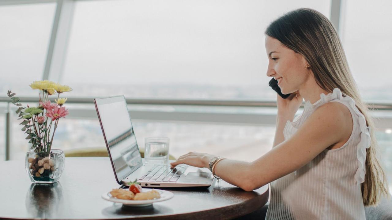 Holiday Inn - Quito Airport By Ihg تابابيلا المظهر الخارجي الصورة A woman working from home