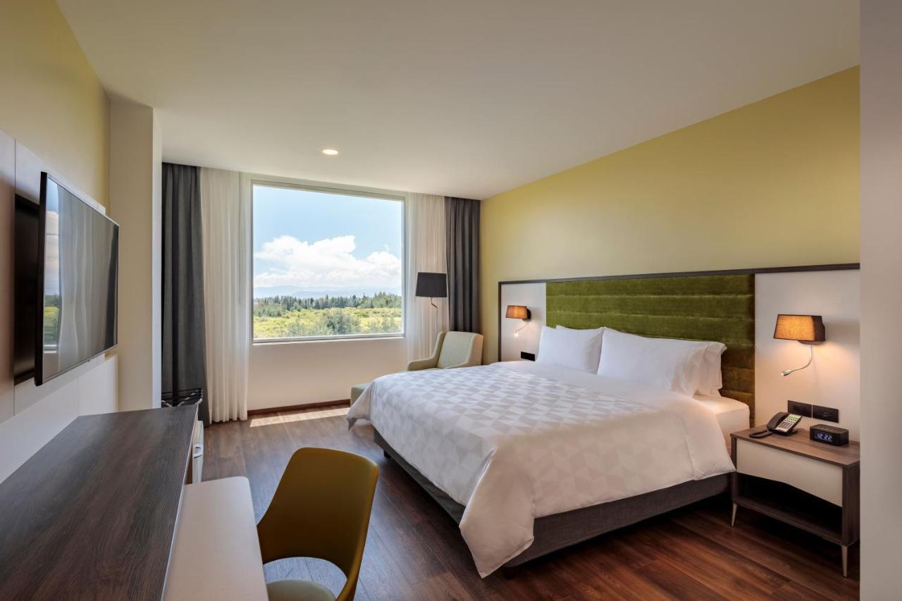 Holiday Inn - Quito Airport By Ihg تابابيلا المظهر الخارجي الصورة A room at the Hilton Garden Inn in San Jose, Costa Rica